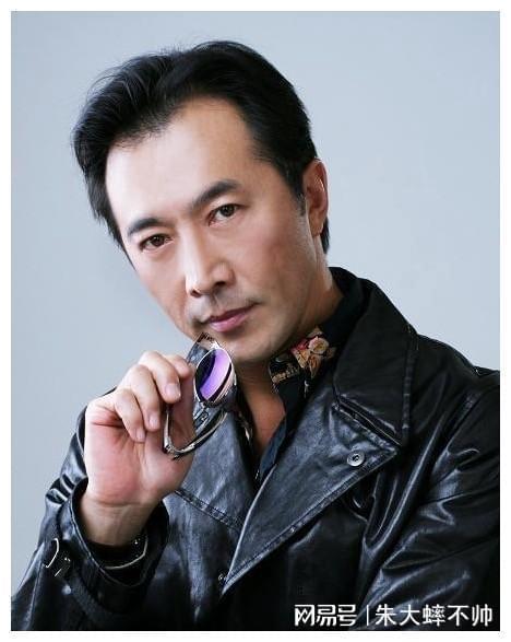 演员郑晓宁个人资料,从舞台到荧屏，演绎人生百态的影视演员